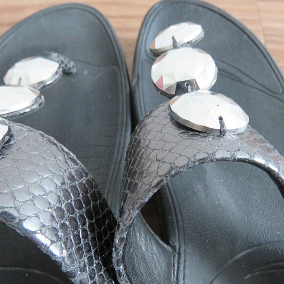 FITFLOP Petra Thong Toe Post Flip Flop Sandals in Metallic Pewter Snake Print - Picture 10 of 12